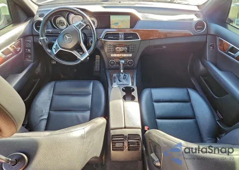 2014 Mercedes-Benz C 250 z USA, uszkodzony, nr VIN WDDGF4HBXEA951811